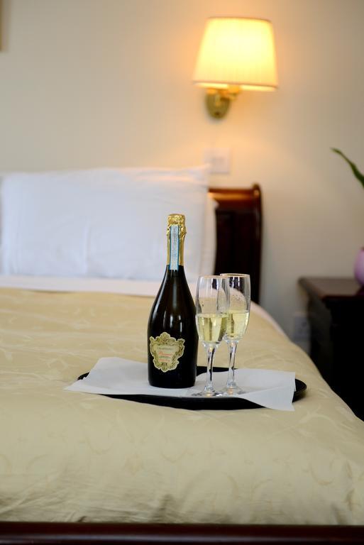 ホテル Ashbrook Arms Townhouse And Restaurant ダロウ 部屋 写真